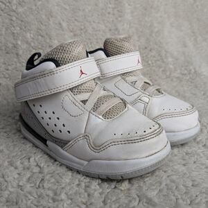 Jordan Kids White Sneakers Size 7 In Good Used Condition